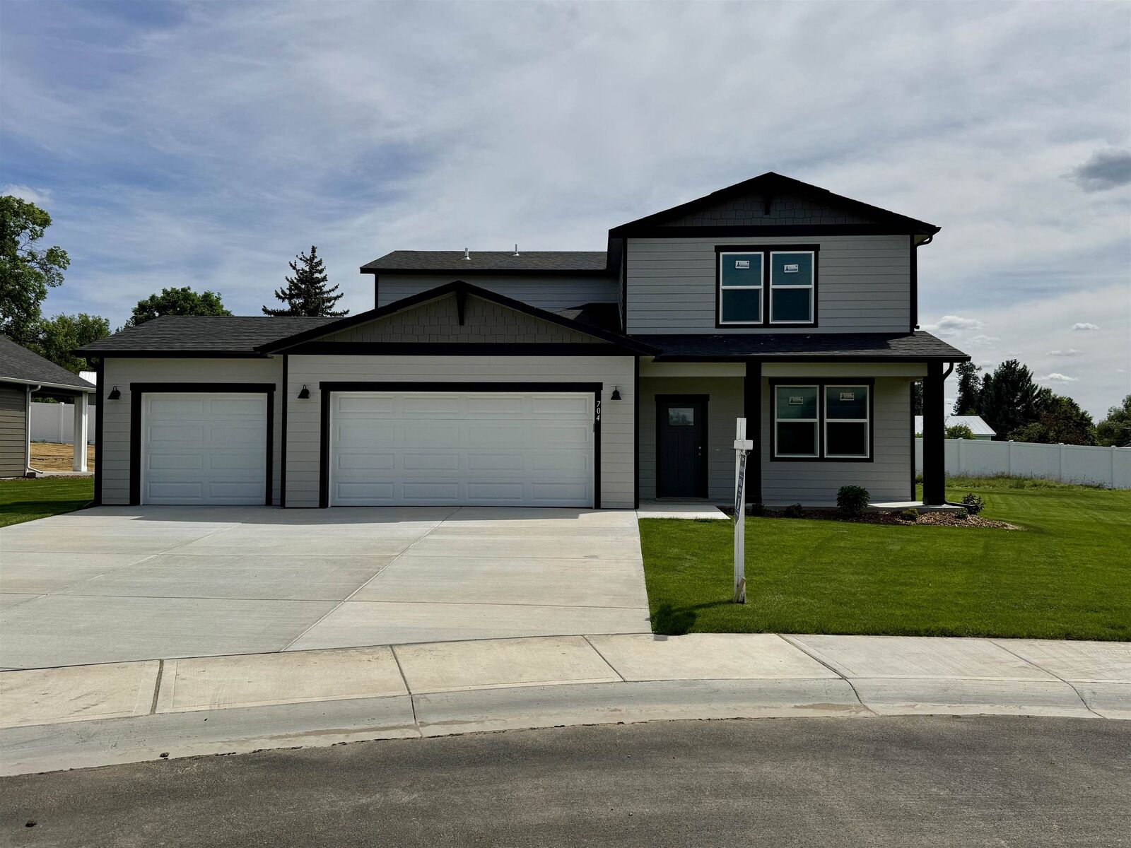 Property Photo: 704 E 4th St WA 99006