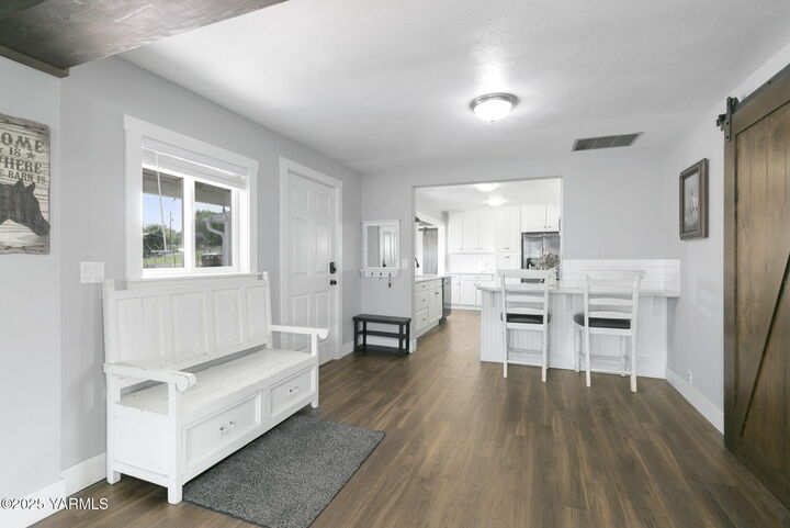 Property Photo: 910 Gromore Rd WA 98908