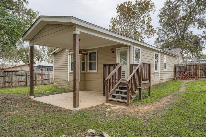 Property Photo:  304 S Main Street  TX 78621 