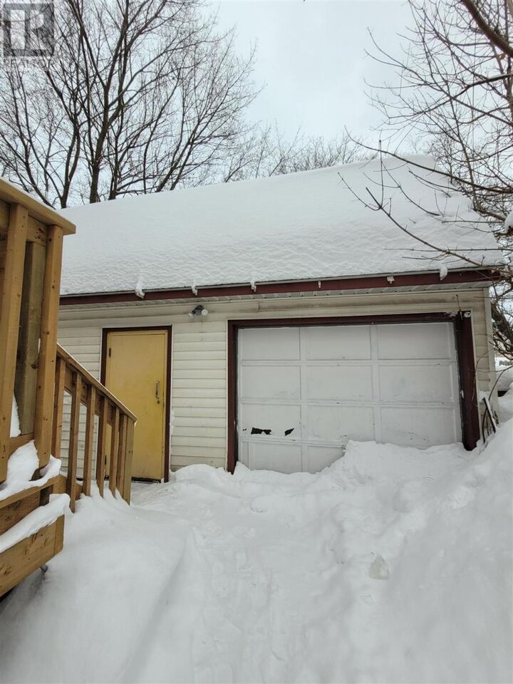Property Photo: 333 Wellington St E ON P6A 2L8