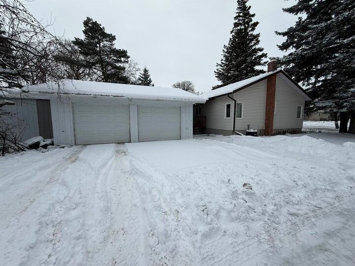 Property Photo:  126 Broadway Avenue  MB R0K 1G0 