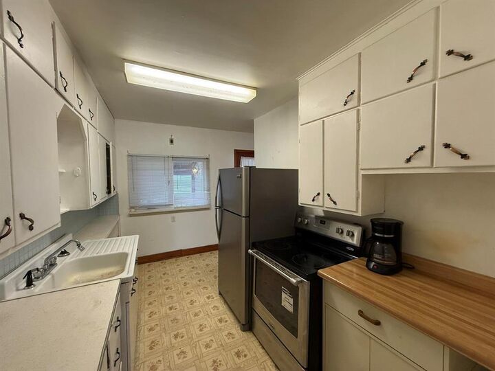 Property Photo:  126 Broadway Avenue  MB R0K 1G0 