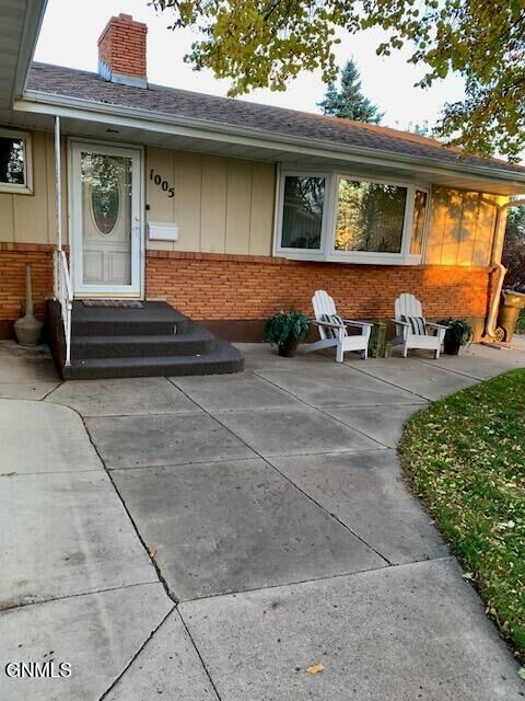 Property Photo:  1005 Highland Acres Road W  ND 58501 