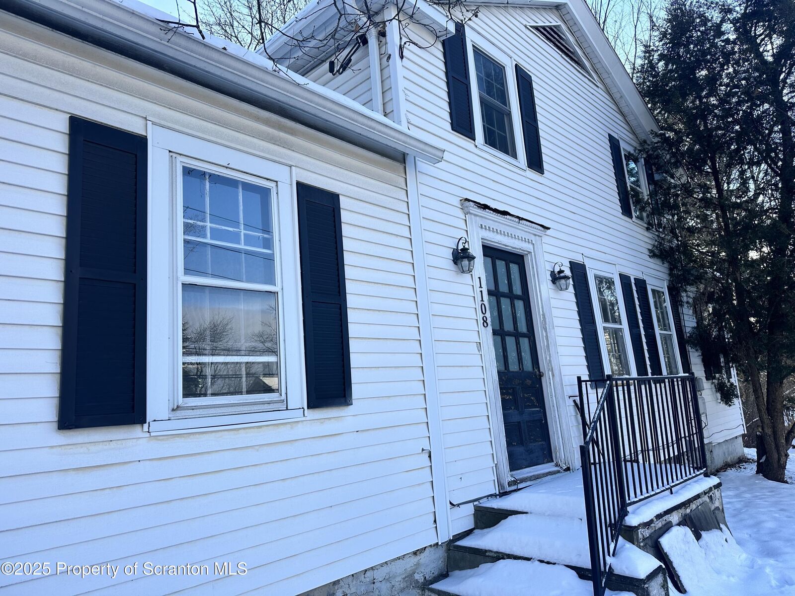 Property Photo:  1108 N Abington Rd Road  PA 18471 
