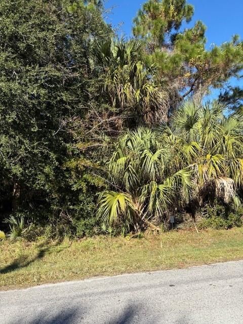 Property Photo: 8 Bill Court FL 32137
