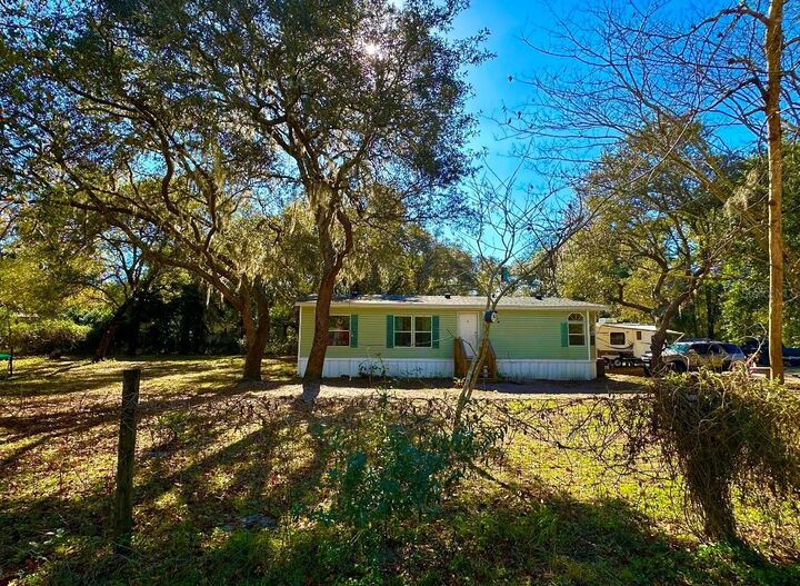 Property Photo: 14640 NE 149th Lane FL 32134