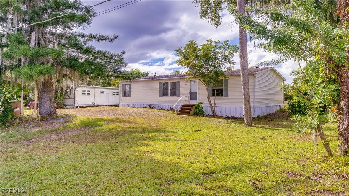 Property Photo:  2253 Queen Anne Drive  FL 33905 