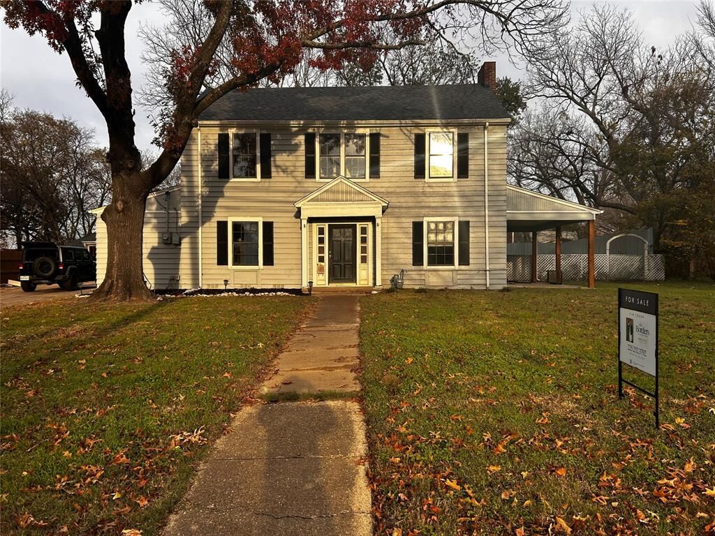 Property Photo: 1102 N Preston Street TX 75119