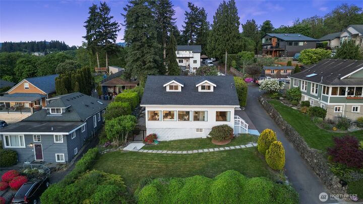 Property Photo:  420  Renton Avenue S  WA 98057 