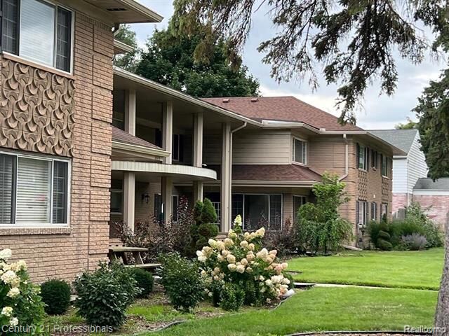 Property Photo: 2375 Walton Boulevard 8 MI 48309