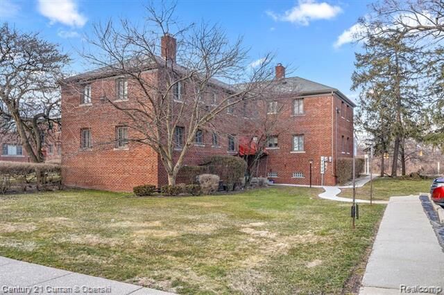 Property Photo: 1425 S Telegraph Road 15 MI 48124