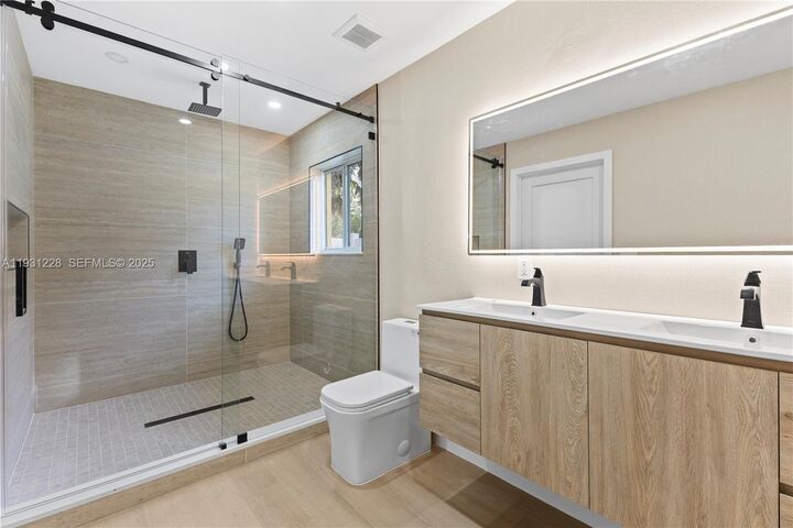 Property Photo:  16859 Crestview Ln 16859  FL 33326 