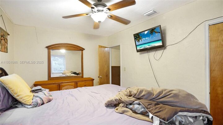 Property Photo: 2615 NW 114th St FL 33167