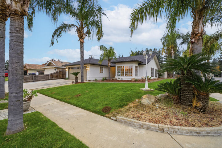 Property Photo: 945 N Oakwood Court CA 93291