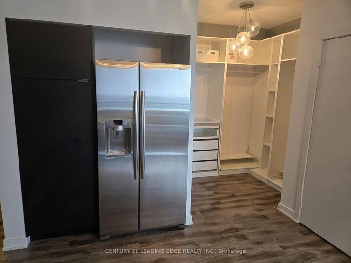 Property Photo:  4070 Confederation Parkway 2402  ON L5B 0E9 