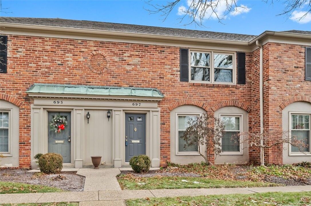 Property Photo:  697 Robinwood Dr  PA 15216 