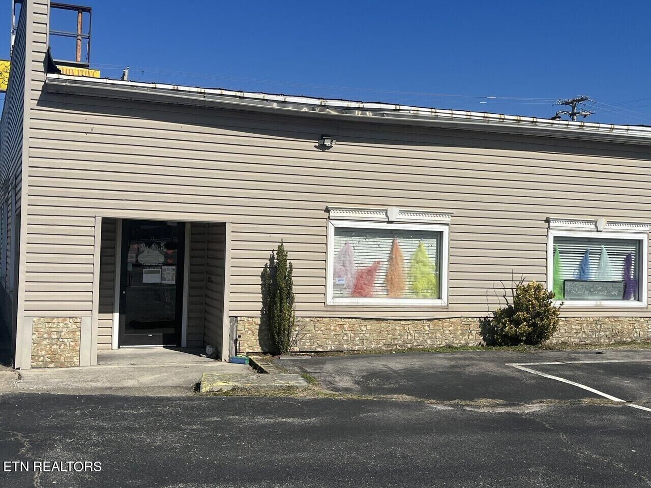 Property Photo:  118 N Roane St  TN 37748 