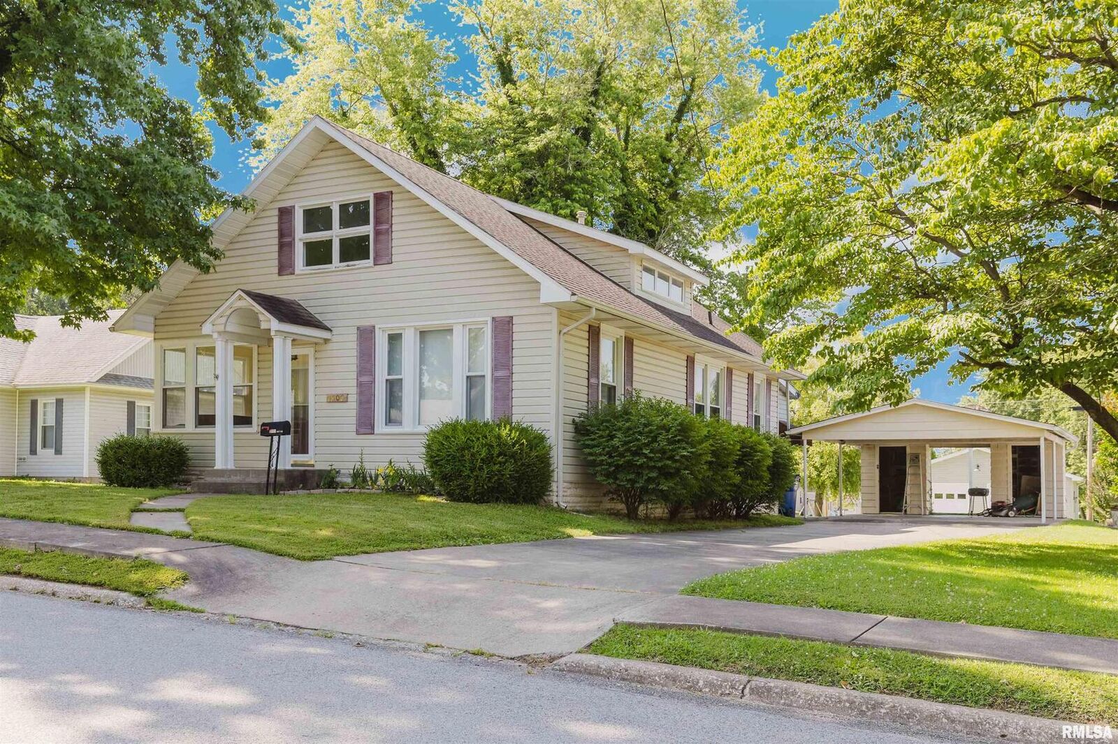 Property Photo: 1506 E Oak Street IL 62896