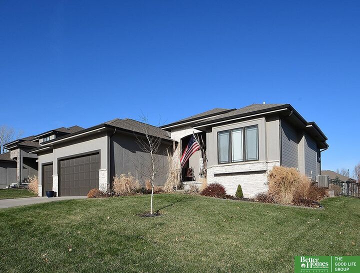 Property Photo: 516 Sherwood Drive NE 68028