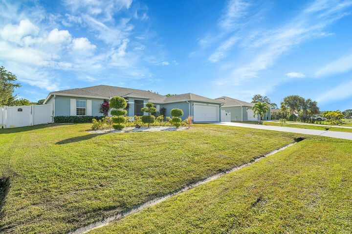 Property Photo: 226 SW Starfish Avenue FL 34984