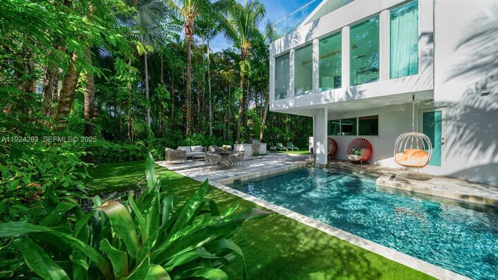 Property Photo: 480 Ocean Blvd FL 33160