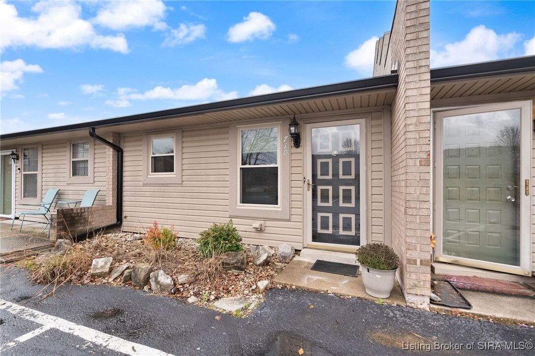 Property Photo:  710 Victoria Court  IN 47150 