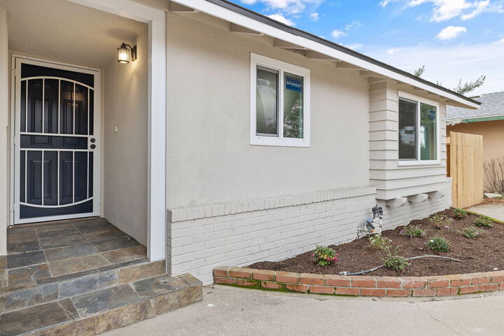 Property Photo:  2039 S Locust Street  CA 93277 