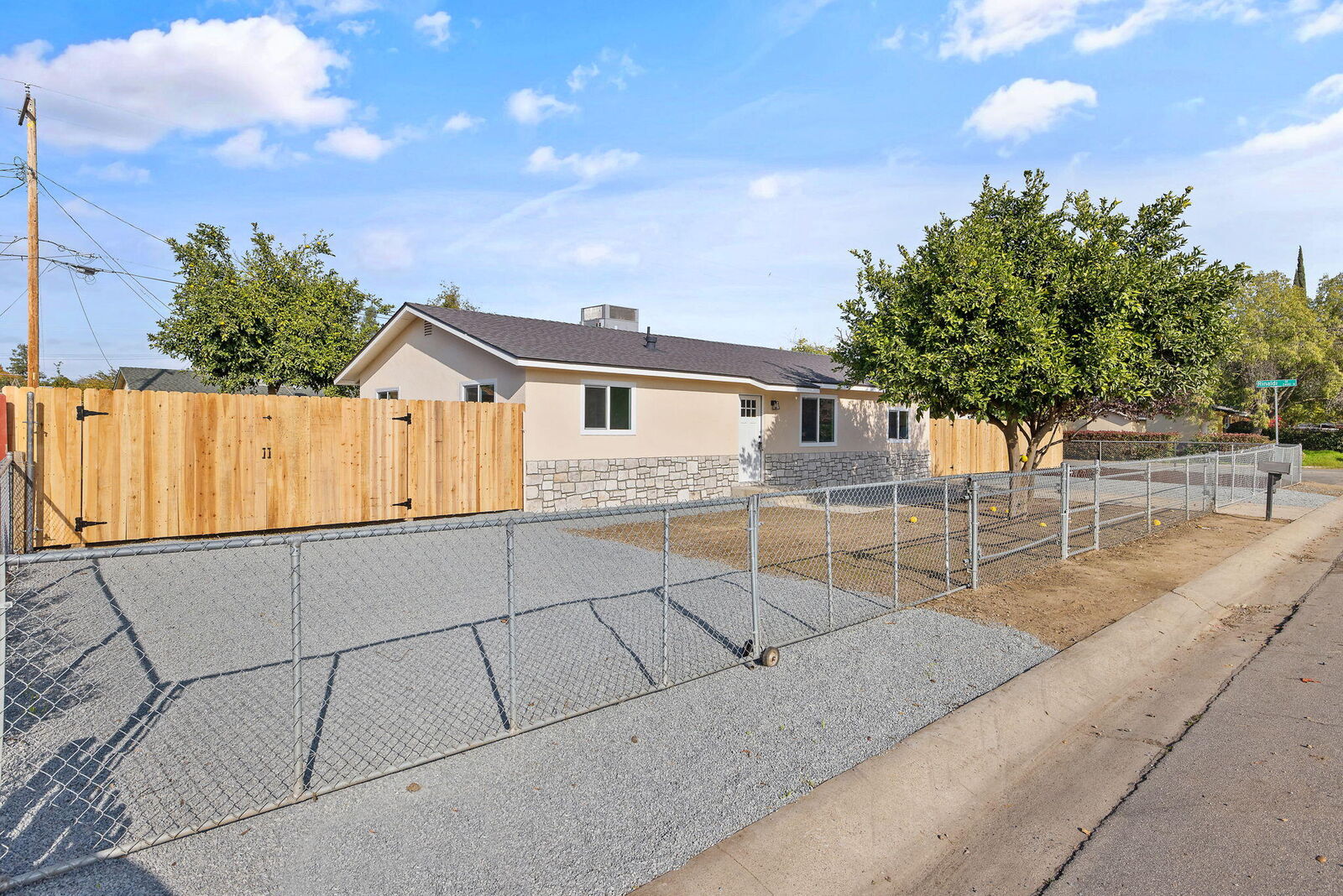 Property Photo: 1502 W Sunnyview Avenue CA 93291