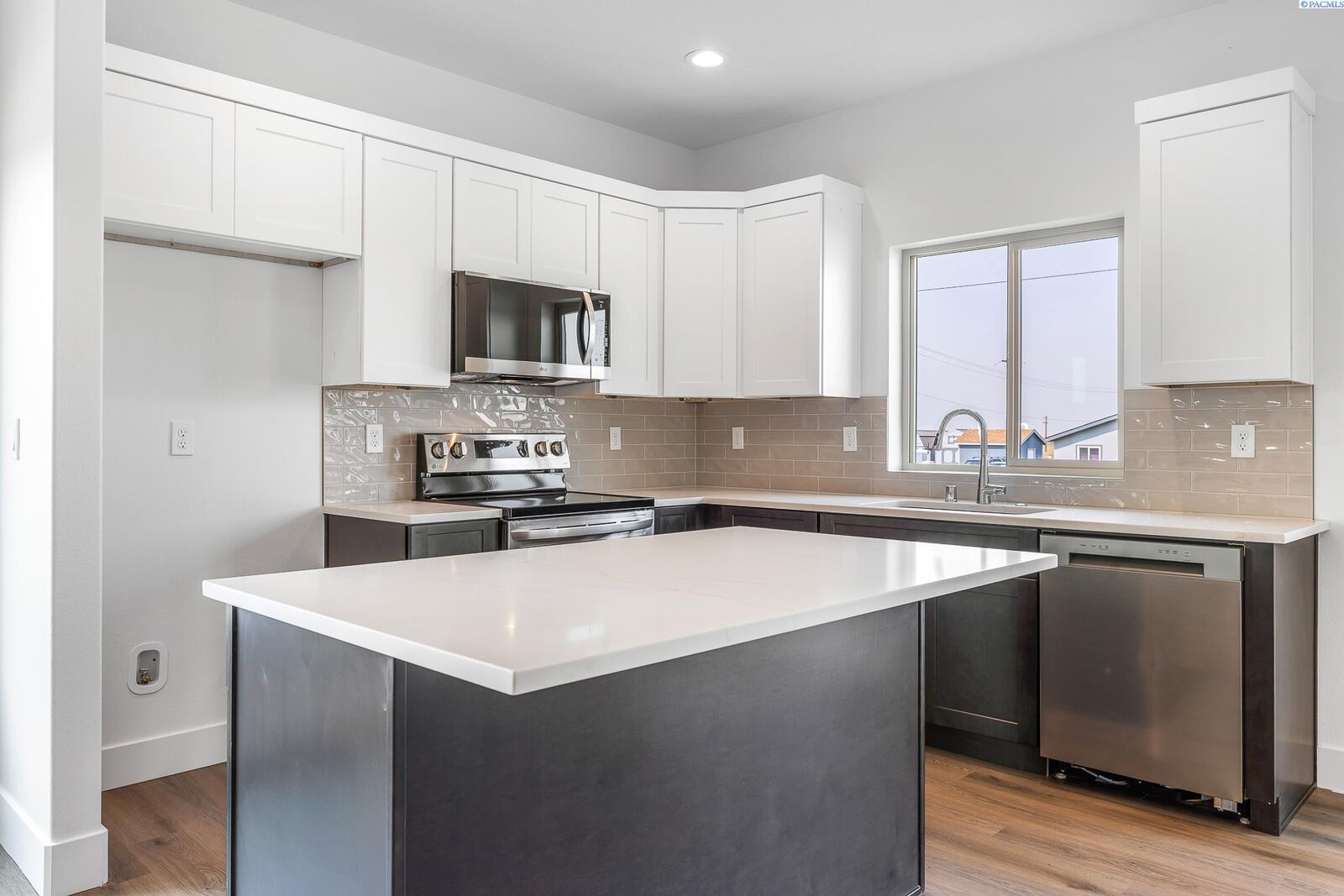 Property Photo:  7672 Grapevine Ct  WA 99353 