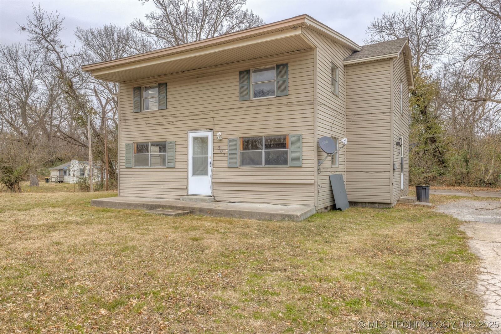 Property Photo: 207 S Bixby Street OK 74429