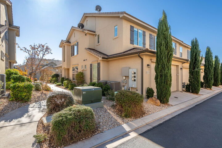 Property Photo: 1914 E Fiesta Ln UT 84780