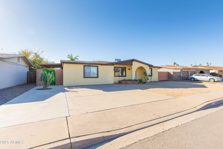 Property Photo:  1813 E Ellis Drive  AZ 85282 