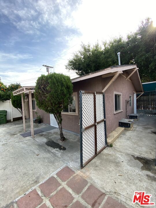 Property Photo:  2734 W 15th St  CA 90006 
