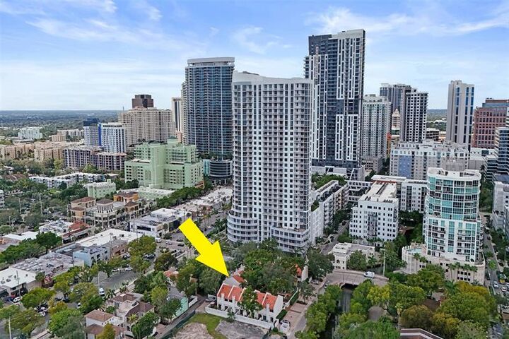 Property Photo: 810 SE 2nd St F FL 33301