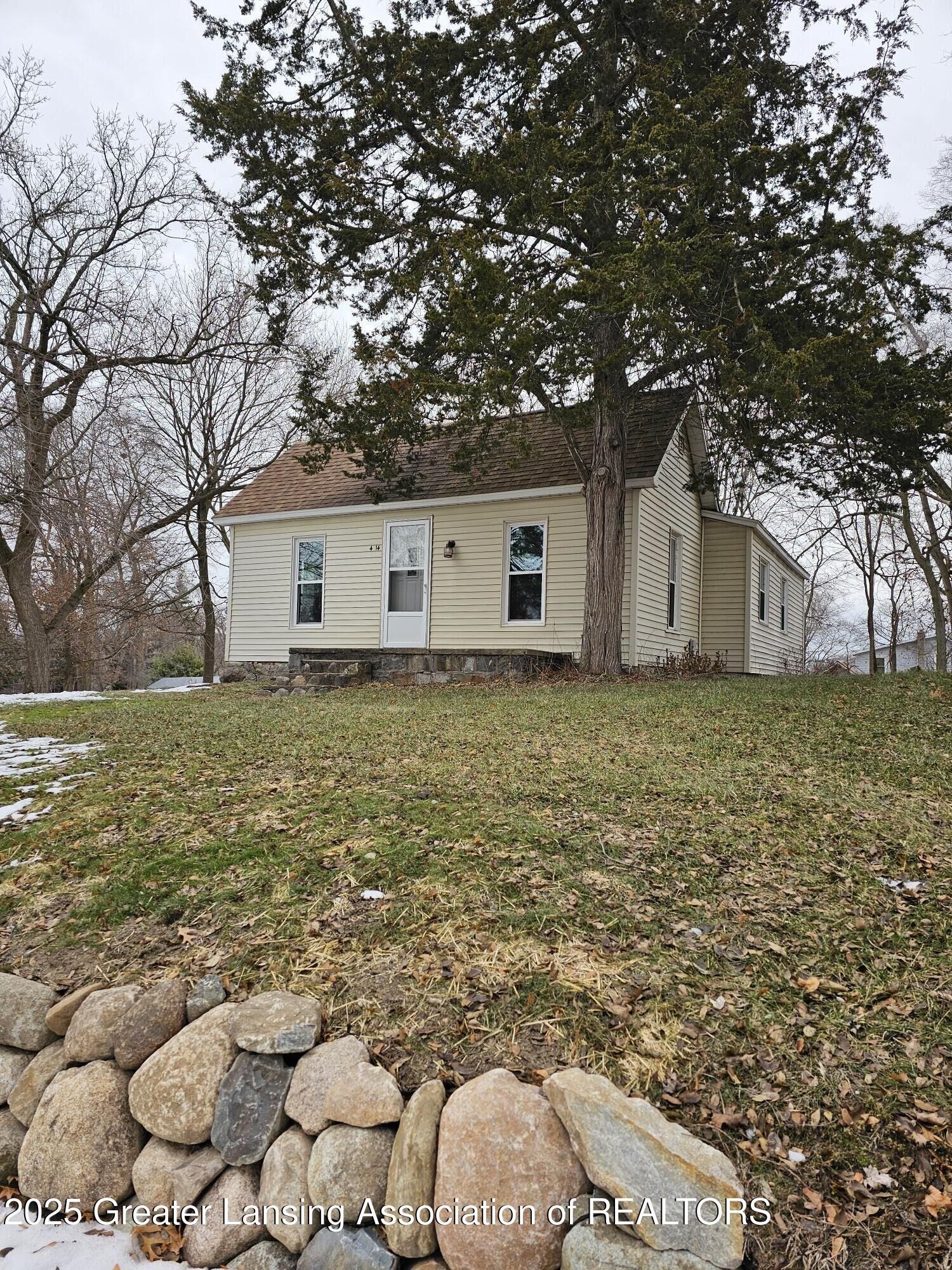 Property Photo:  414 Quarterline Street  MI 48875 