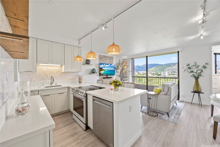 Property Photo:  320 Liliuokalani Avenue 1905  HI 96815 