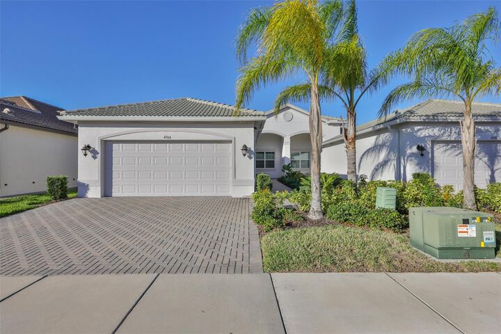 Property Photo:  4906 Avila Lakes Drive  FL 33598 