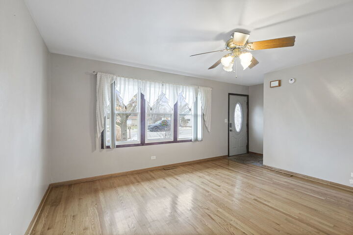 Property Photo:  933 Ridge Avenue  IL 60060 