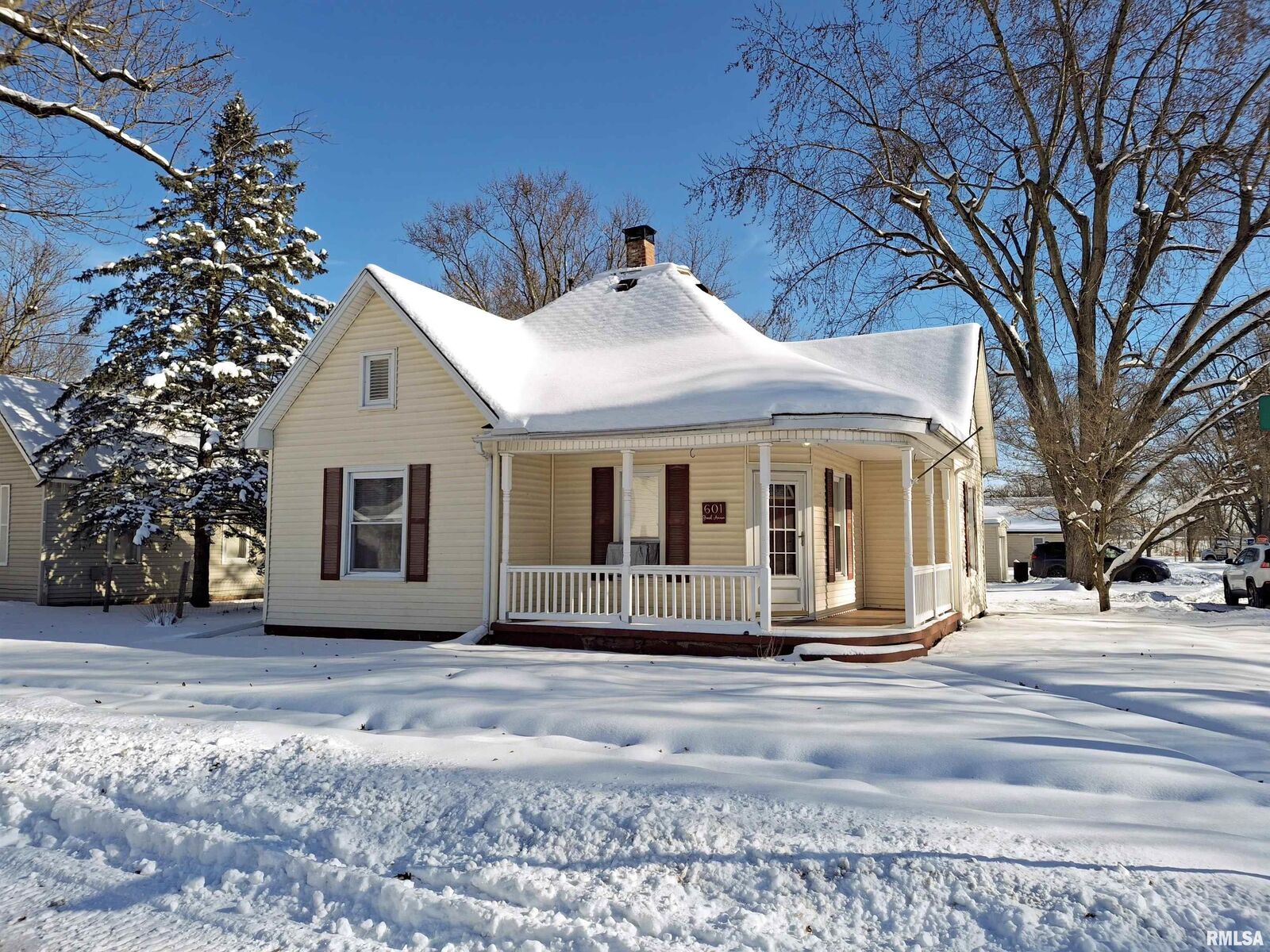 Property Photo:  601 N Grand Avenue  IL 61563 