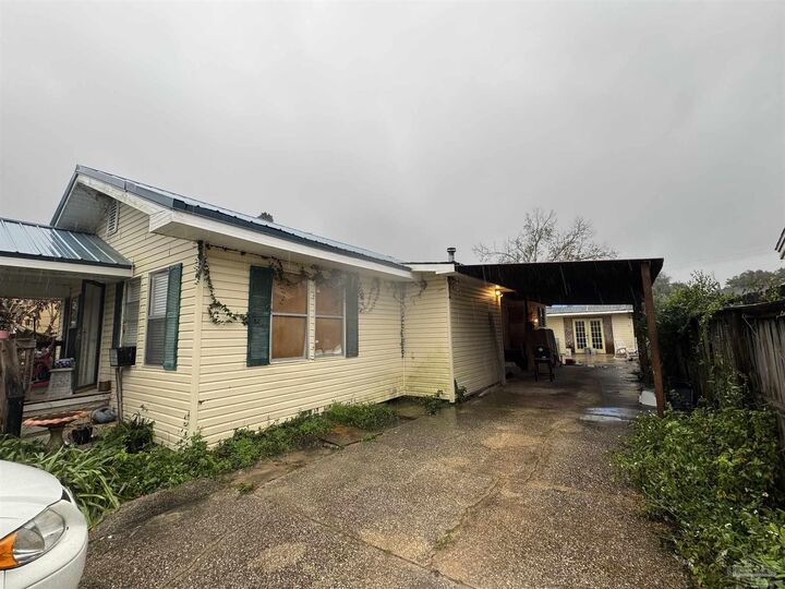 Property Photo:  3123 W Lloyd St  FL 32505 