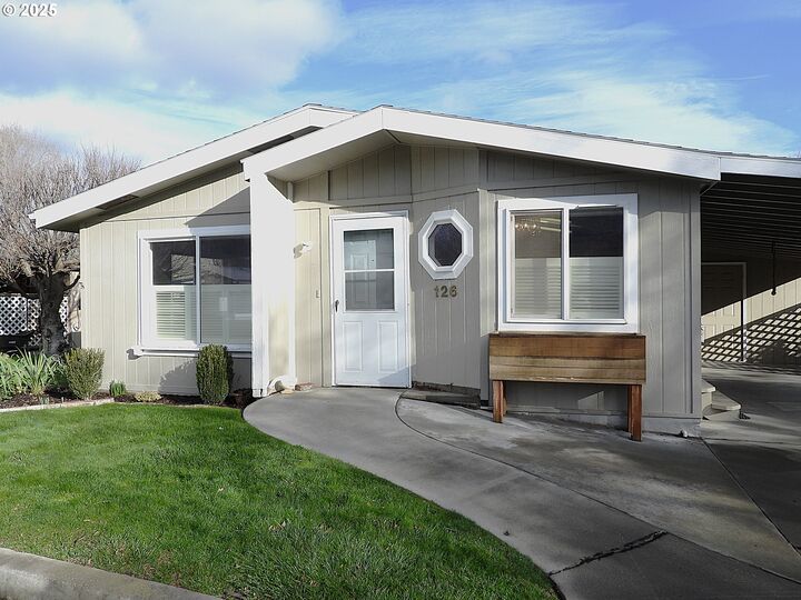 Property Photo: 950 Pomona St 126 OR 97058