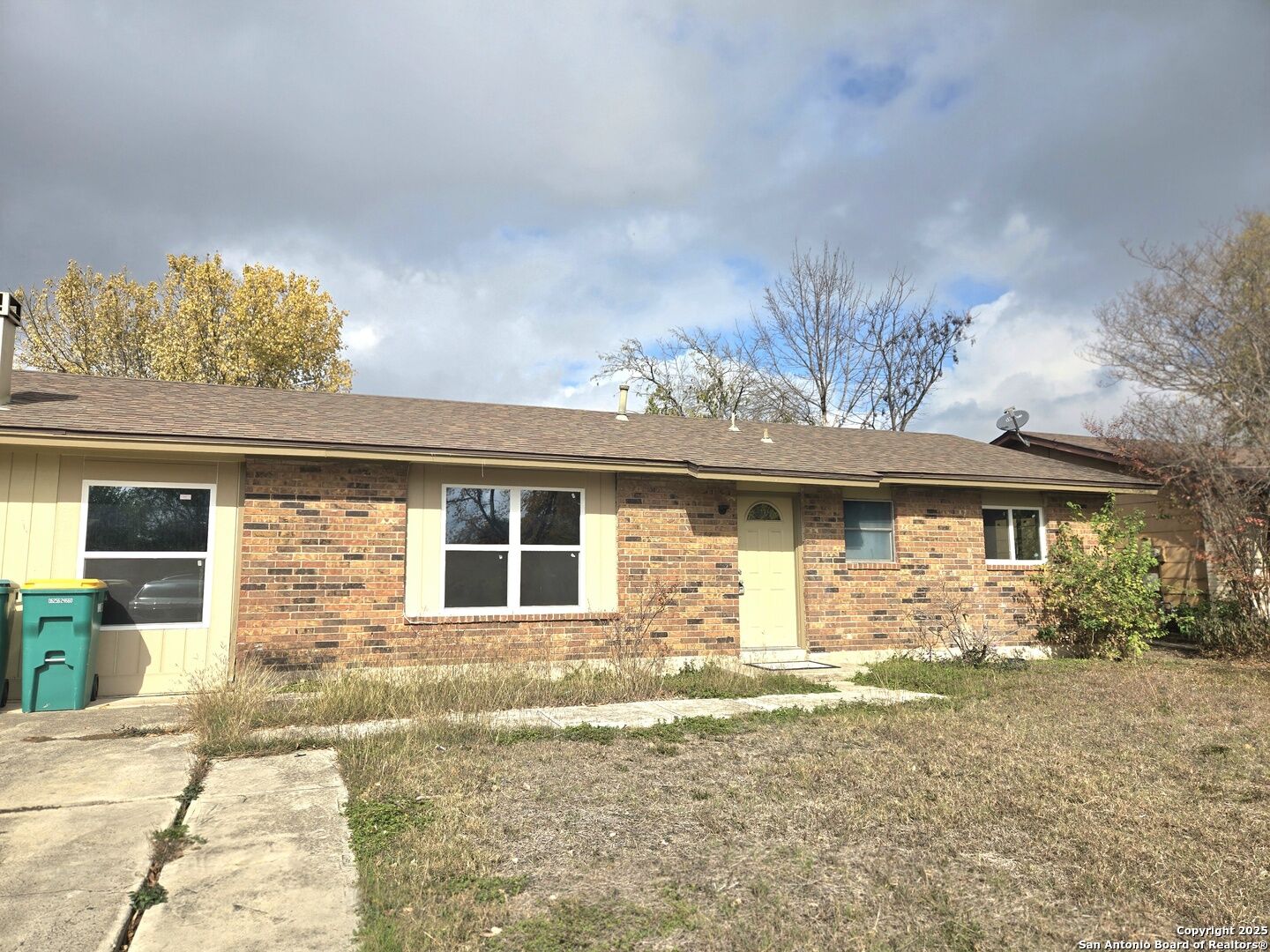 Property Photo:  303 Avenue D  TX 78109 