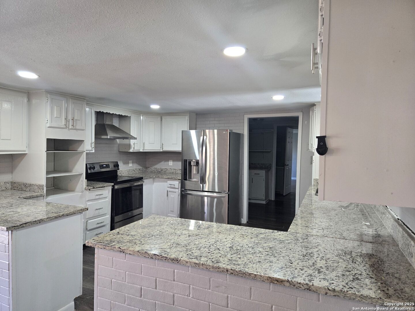 Property Photo:  303 Avenue D  TX 78109 