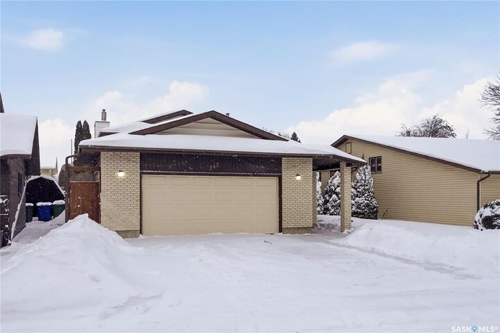 Property Photo:  242 Thain Way  SK S7K 6T2 