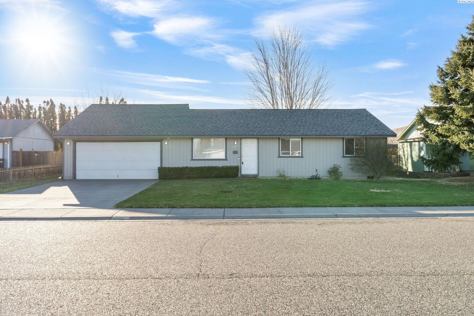 Property Photo:  4721 Forsythia St  WA 99353 