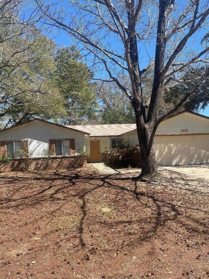 Property Photo:  1105 Sean Lane  FL 32578 
