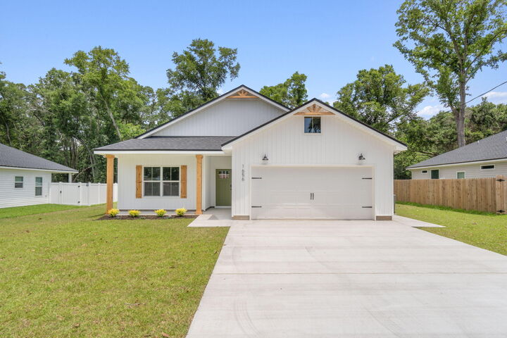 Property Photo:  1421 Madelyn Wds Drive  FL 32506 