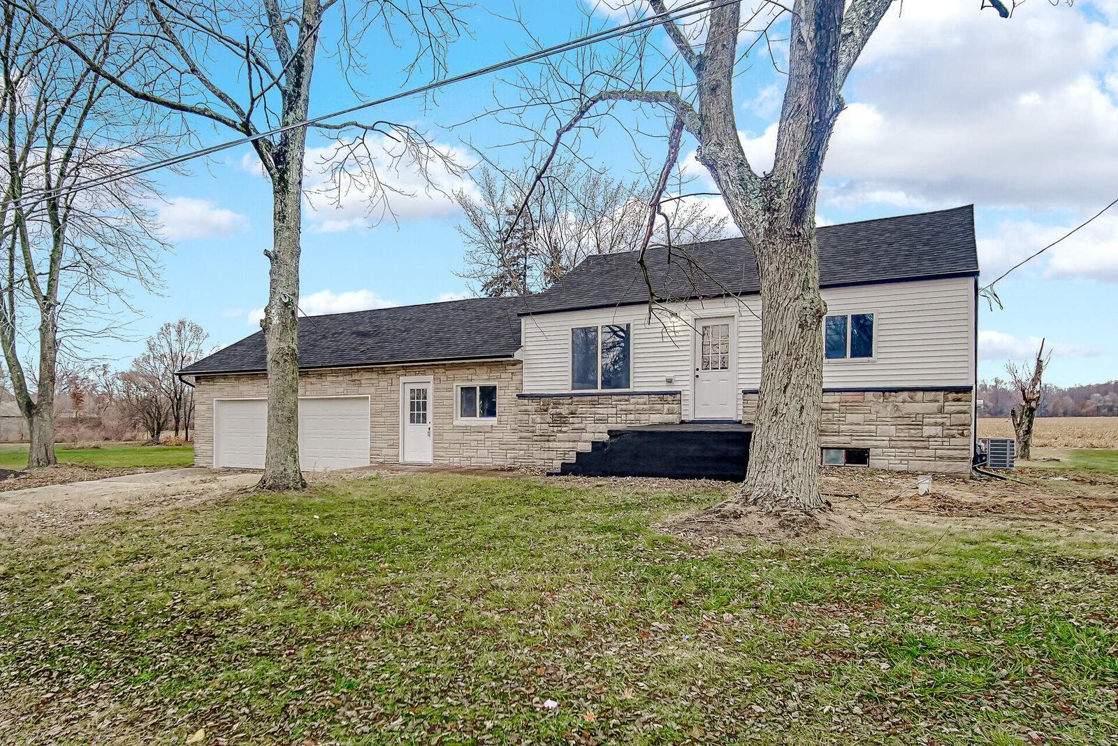 Property Photo: 901 E 850 IN 46532