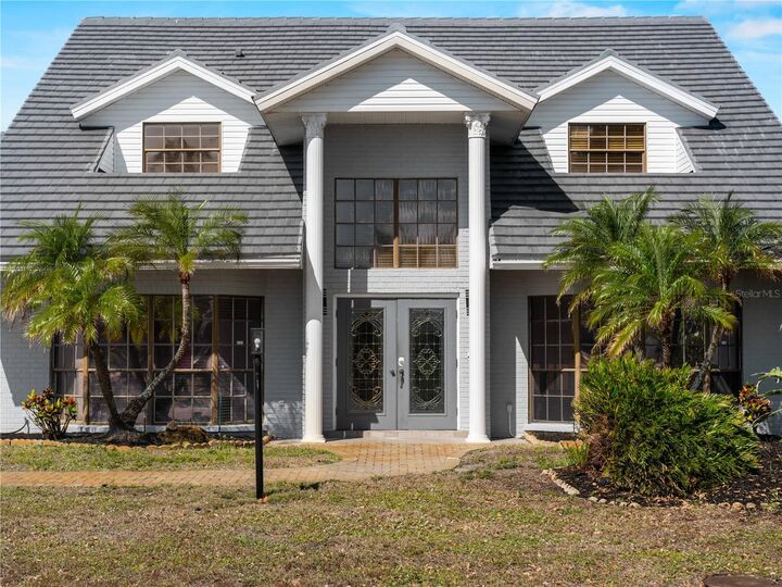 Property Photo:  318 Oakwood Circle  FL 34223 