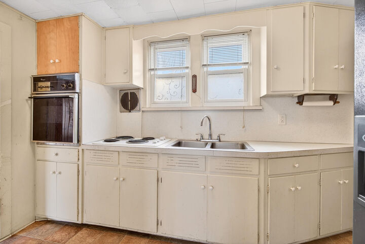 Property Photo: 907 N Elm Avenue MI 49202